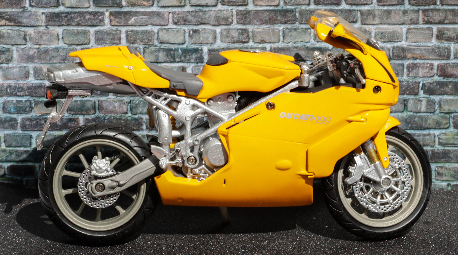 New Ray 1-12 Ducati 999